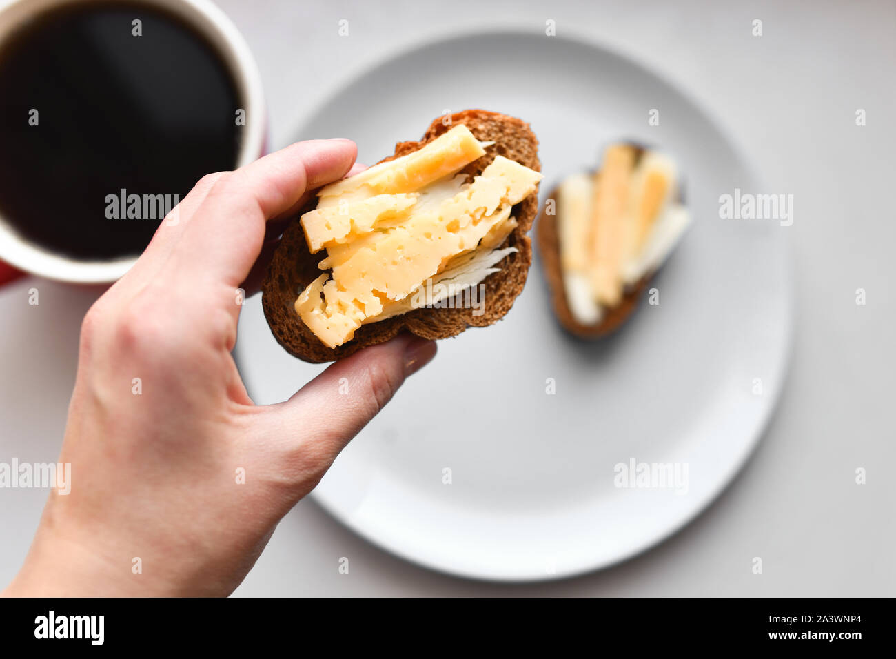 Mattina panini con caffè. Il pane con formaggio e burro. Foto Stock