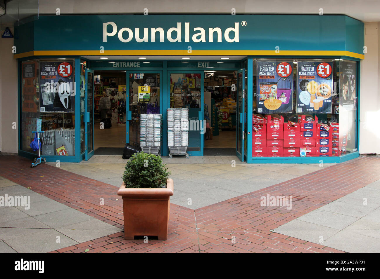 Leatherhead Surrey, Regno Unito - Poundland negozio di fronte si trova nel centro di Swan Leatherhead, 2019 ore diurne Foto Stock