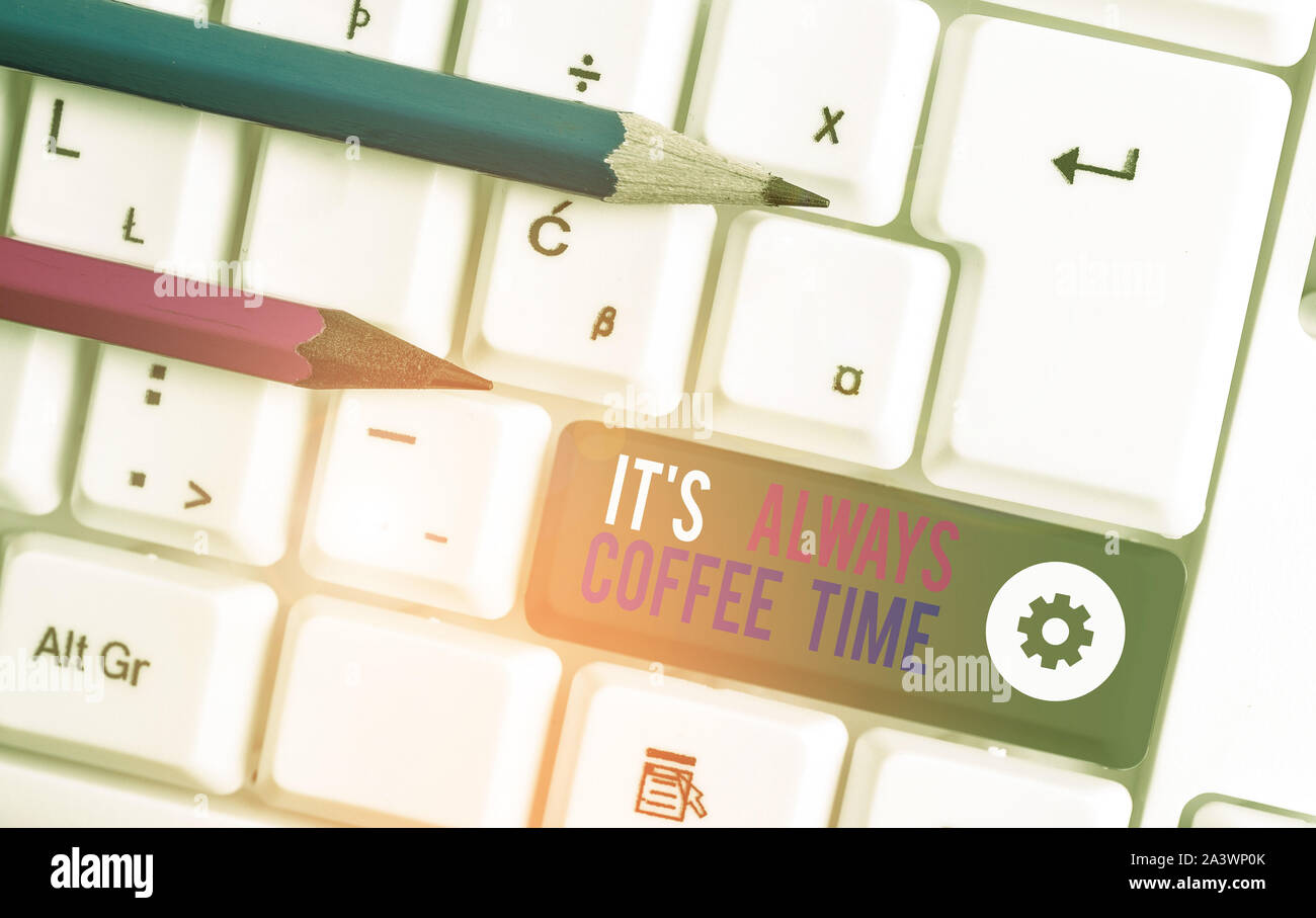 La grafia la scrittura di testo è sempre tempo di caffè. Foto concettuale preventivo per gli amanti della caffeina drink tutto il giorno bianco tastiera PC con vuoto nota pape Foto Stock