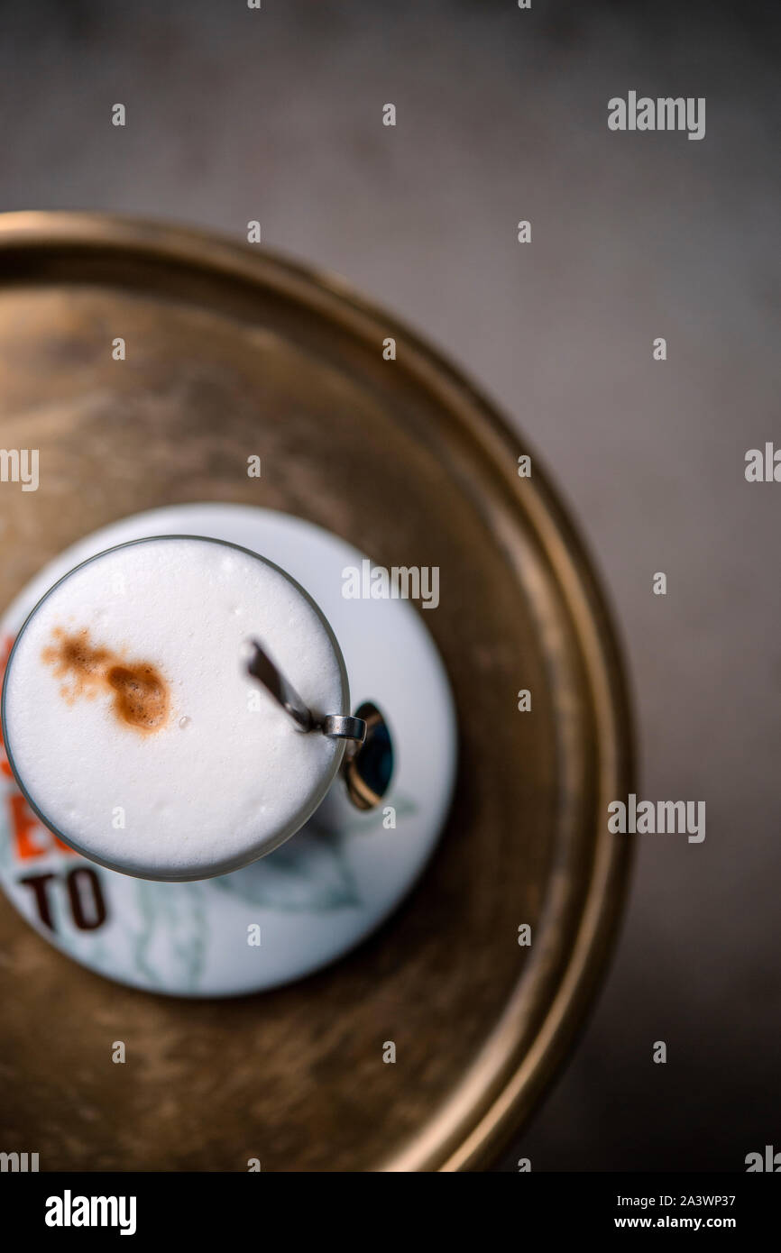 Servito fresco latte caffè su una tabella in un cafe Foto Stock