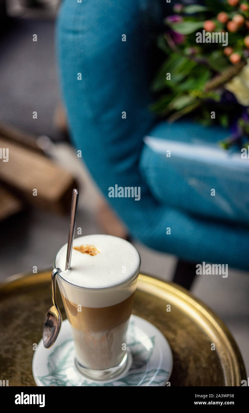 Servito fresco latte caffè su una tabella in un cafe Foto Stock