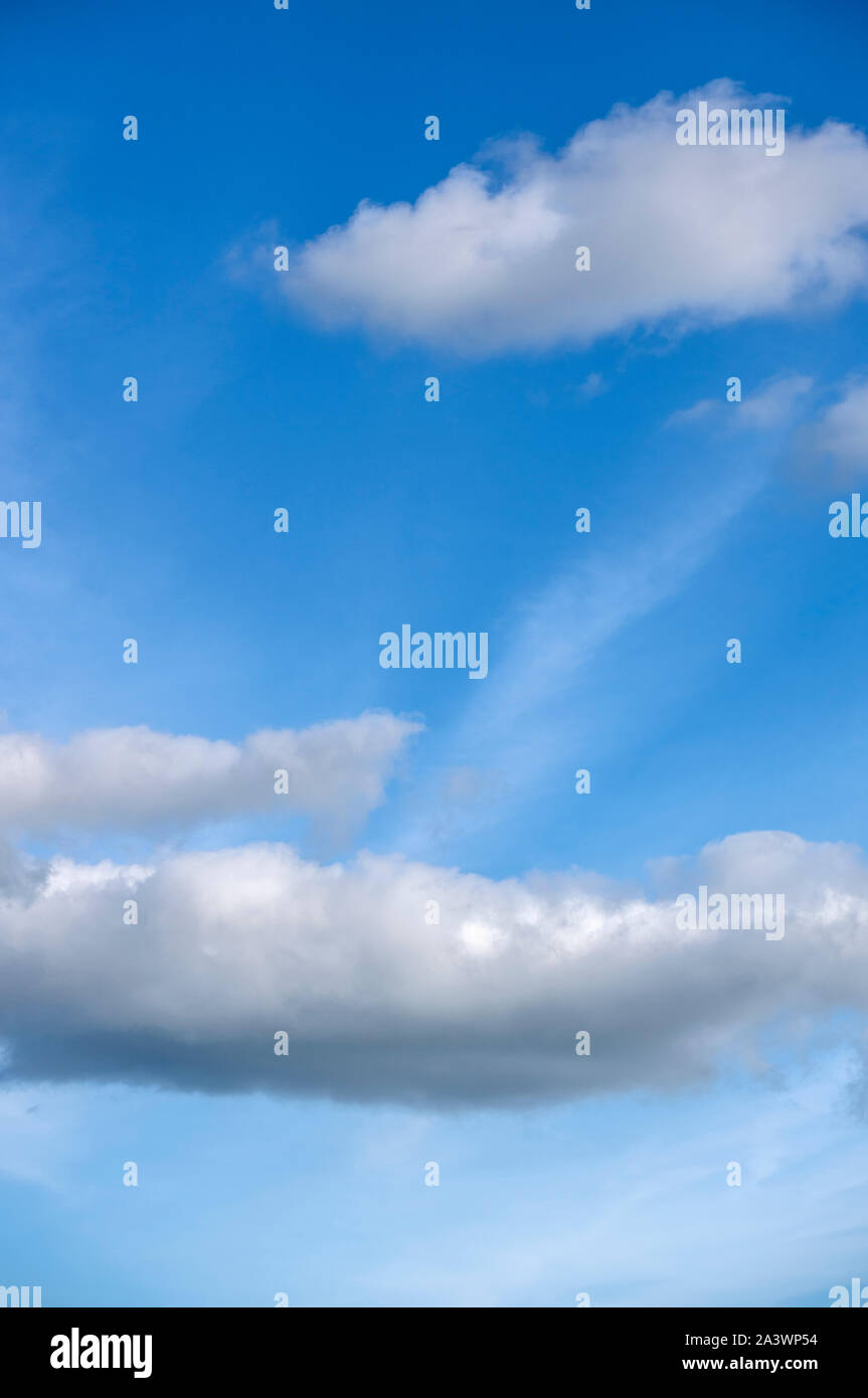 Un cielo blu con nuvole bianche Foto Stock