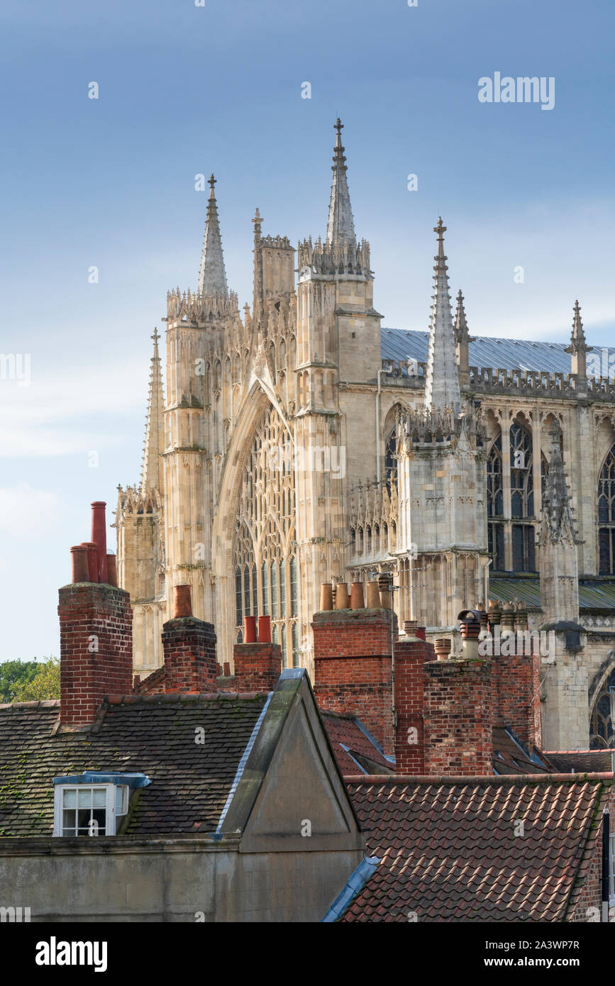 York Minster della finestra orientale e nelle vicinanze di tetti visto dal City Bar pareti, Inghilterra. Foto Stock