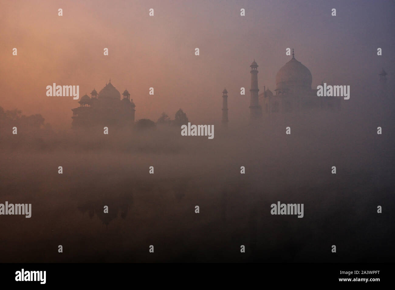 Vista del Taj Mahal si riflette nel fiume Yamuna con nebbia mattutina, Agra, Uttar Pradesh, India. Taj Mahal è stato designato come un patrimonio mondiale dell'UNESCO si Foto Stock