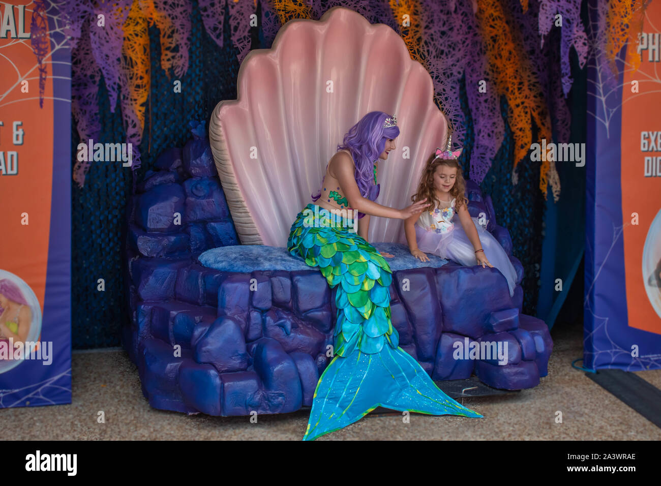 Orlando, Florida. Settembre 21, 2019. Mermaid con po' di gir al Seaworld Foto Stock