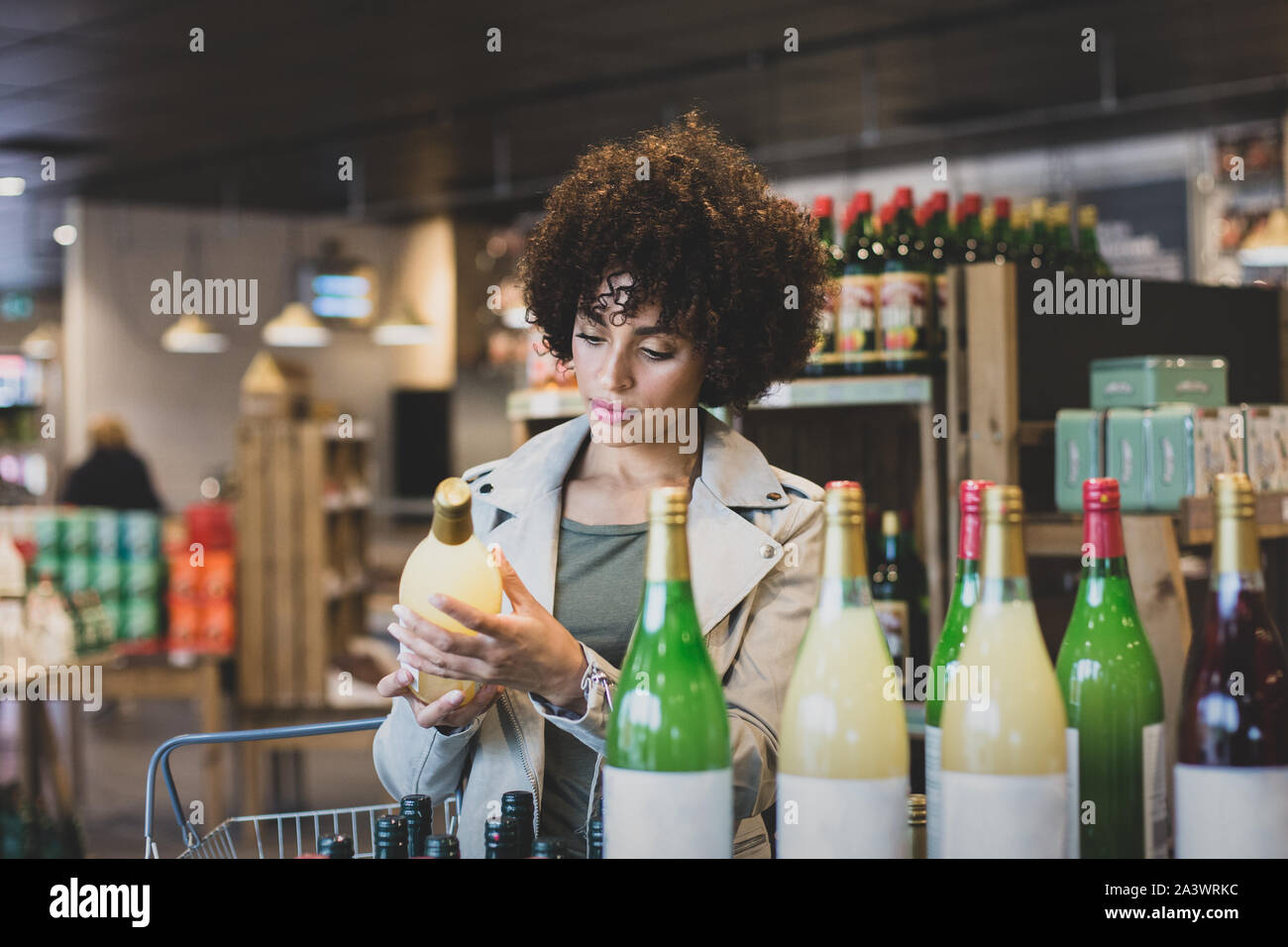 African American femmina di shopping in un negozio di alimentari Foto Stock