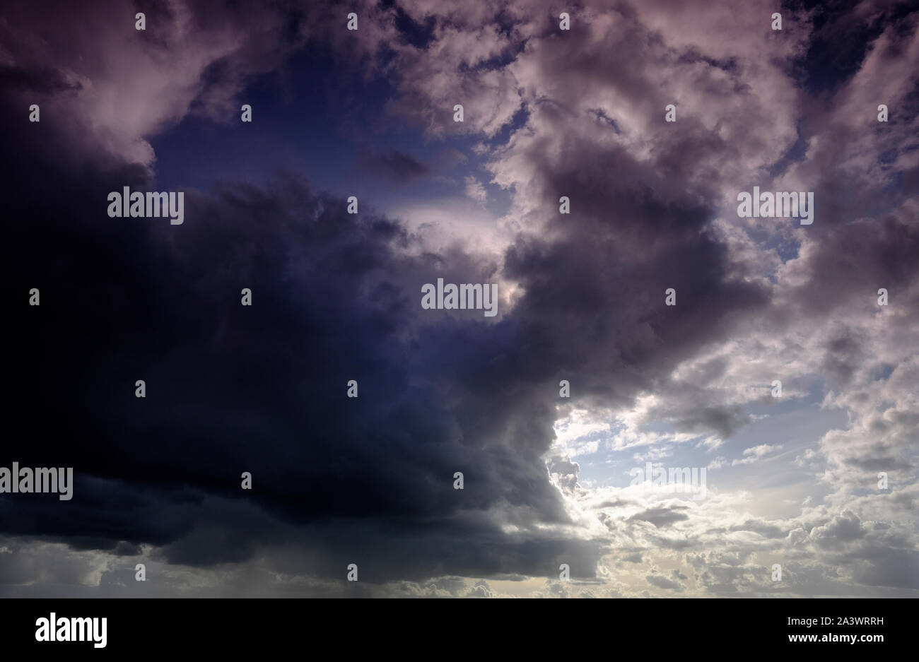 Drammatico cielo nuvoloso Foto Stock