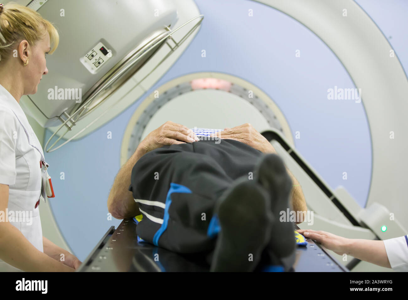 Città di Gomel in Bielorussia, 01-giu-2017.Gomel ospedale di diagnosi del medico dell'uomo sconosciuto non terapia magnetica.per sondaggio la persona e un pergamo Foto Stock