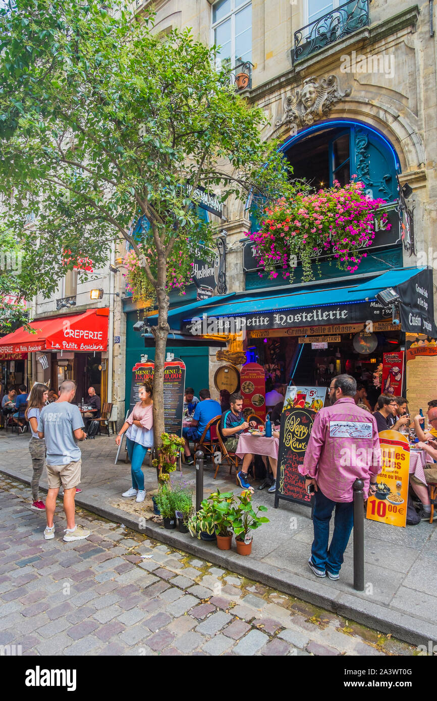 Scena di strada davanti a 'la petite hostellerie' Foto Stock