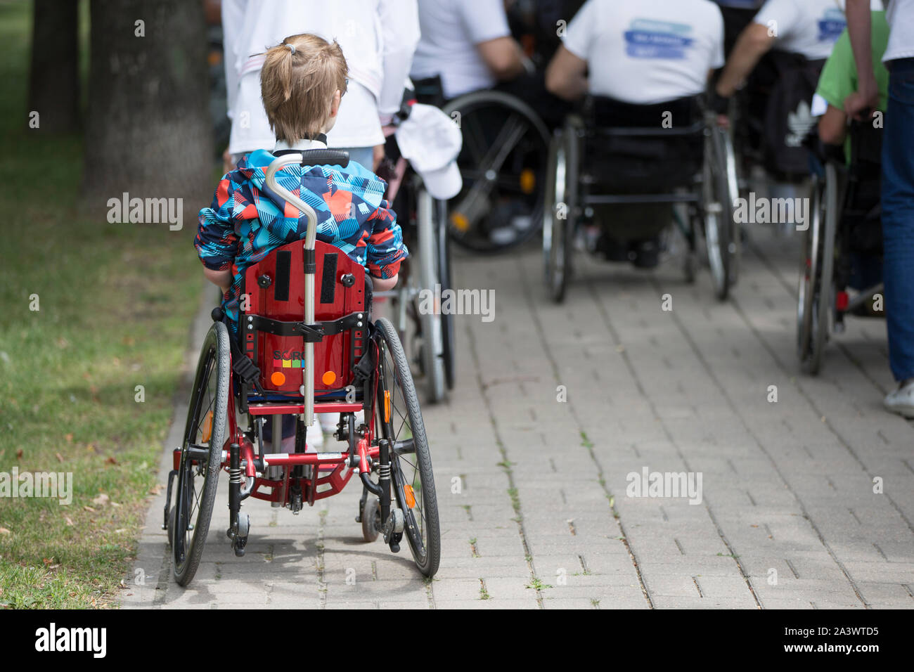 La Bielorussia, la città di Gimel, luglio 03, 2019. Festival della Gioventù.maratona disabili su sedia a rotelle. La ragazza è disattivata sulle strade Foto Stock