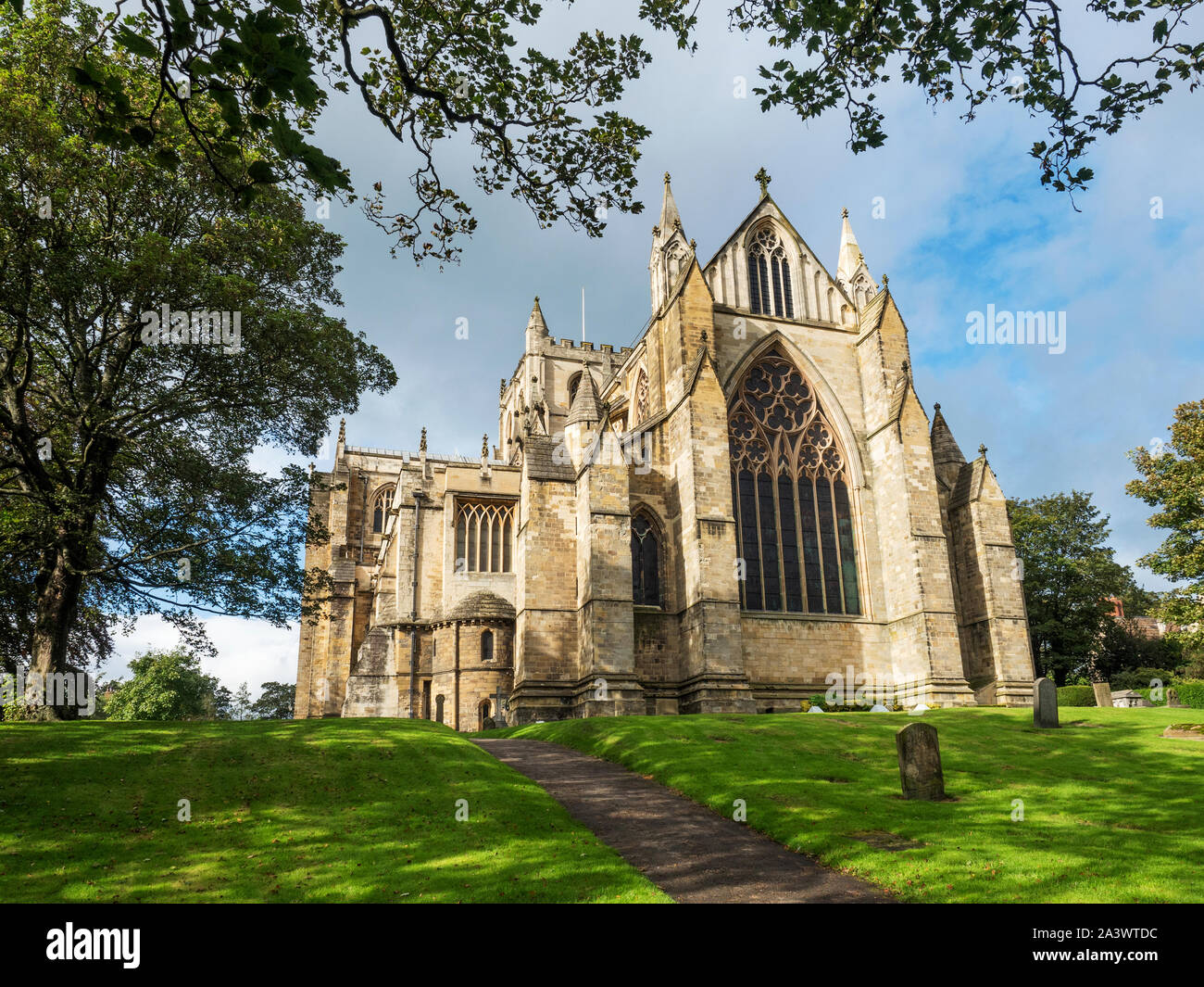 A est la facciata della chiesa cattedrale di San Pietro e di San Wilfrid o cattedrale di Ripon a Ripon North Yorkshire, Inghilterra Foto Stock