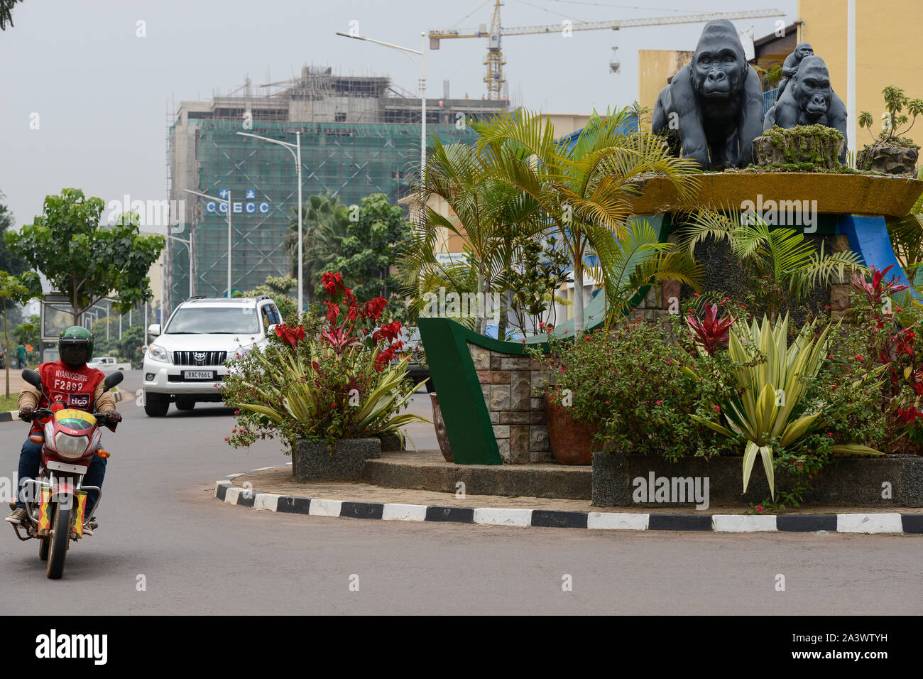 Il Ruanda, Kigali, centro città con le banche e le compagnie di assicurazione, rotonda con gorilla di montagna statua , dietro il cinese sito in costruzione / RUANDA, Kigali, Stadtzentrum, Banken Buero und Versicherungstower, Berggorilla Skulptur auf Verkehrsinsel Foto Stock