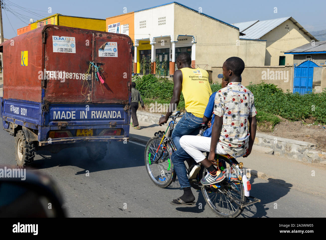 Ruanda, Musanze, Ruhengeri, traffico con auto-rikshaw e taxi bicicletta Foto Stock