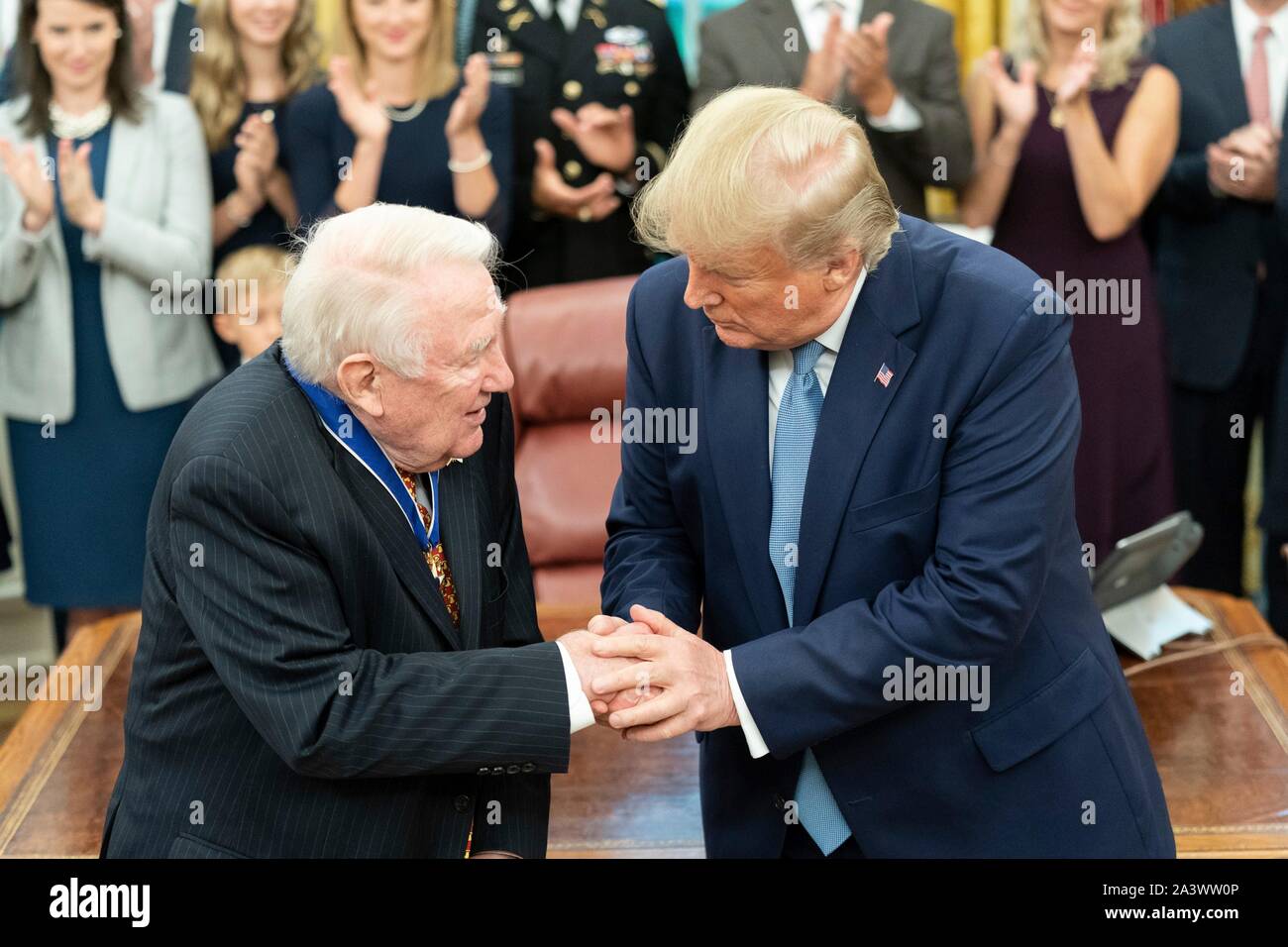 U.S presidente Donald Trump si congratula con l'ex procuratore generale Edwin Meese dopo l'attribuzione della medaglia presidenziale della libertà nel corso di una cerimonia nell'Ufficio Ovale della Casa Bianca Ottobre 8, 2019 a Washington, DC. Foto Stock