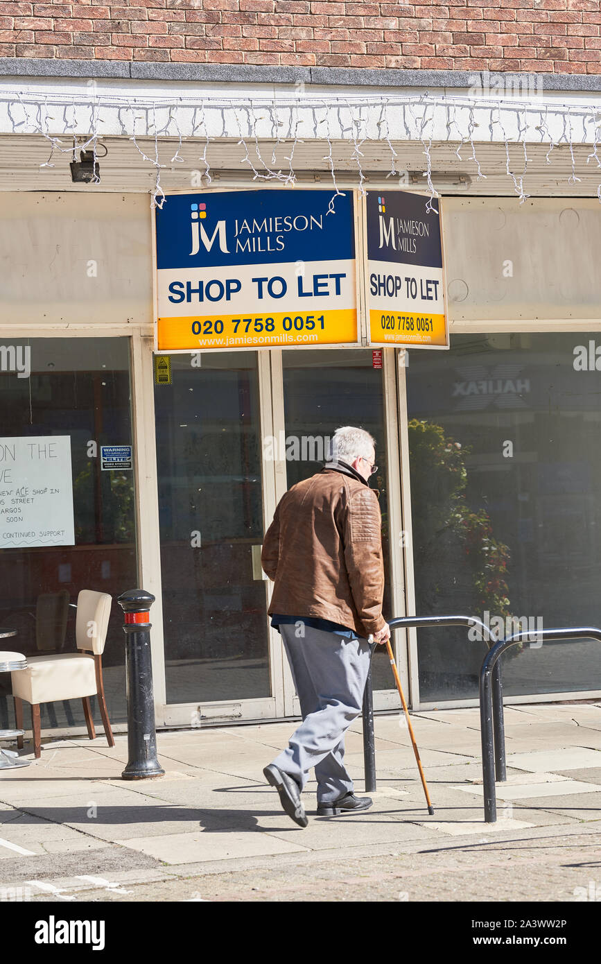 Chiuso il negozio nel centro commerciale a Kettering, Northamptonshire, Inghilterra, in una giornata di sole. Foto Stock