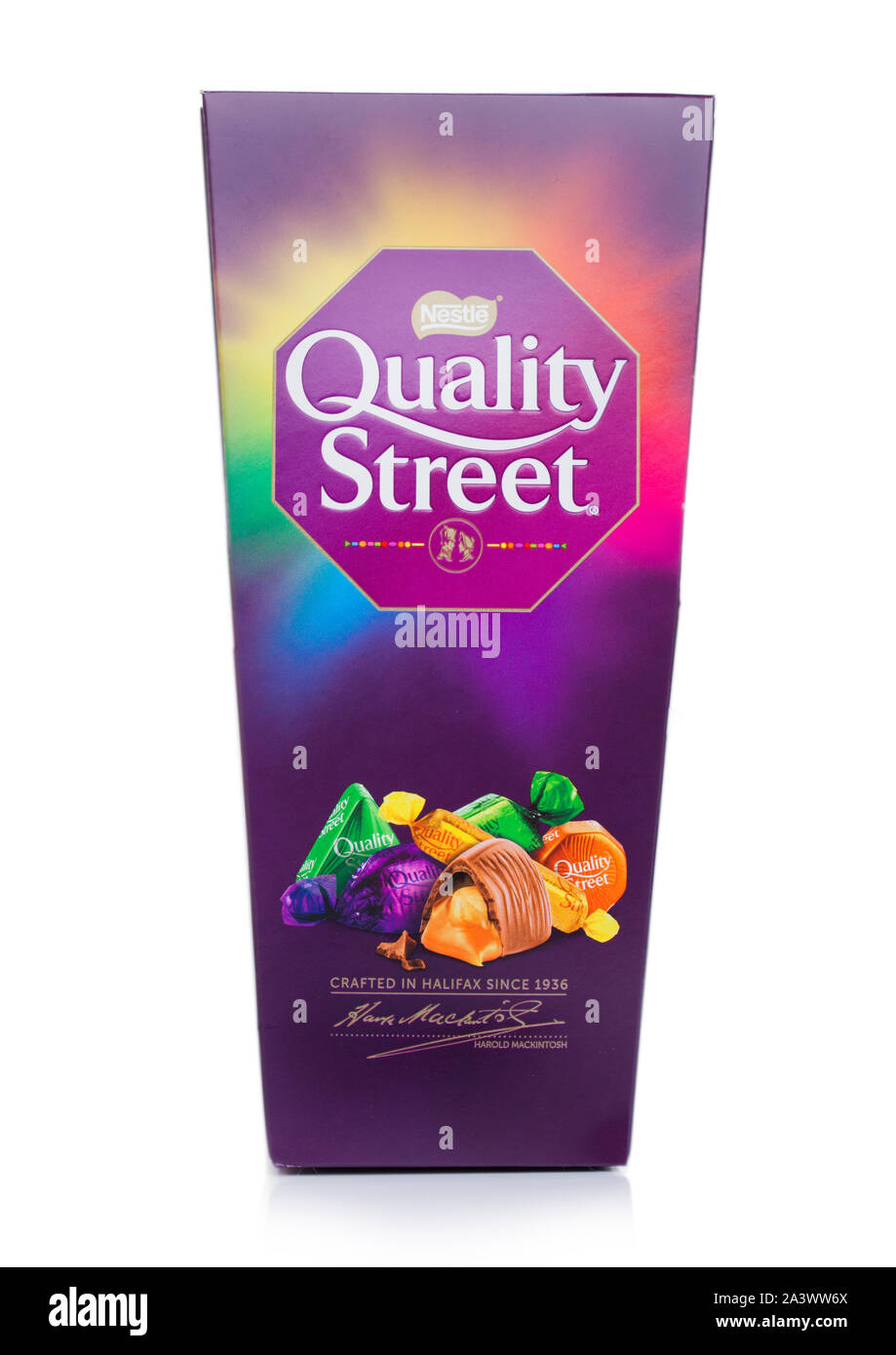 LONDON, Regno Unito - 10 ottobre 2019:confezione regalo di qualità Nestle Street mix di cioccolatini sul bianco. Foto Stock