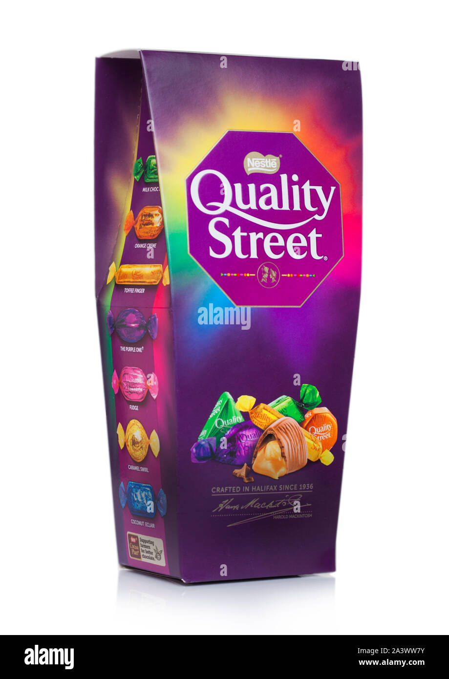 LONDON, Regno Unito - 10 ottobre 2019:confezione regalo di qualità Nestle Street mix di cioccolatini sul bianco. Foto Stock
