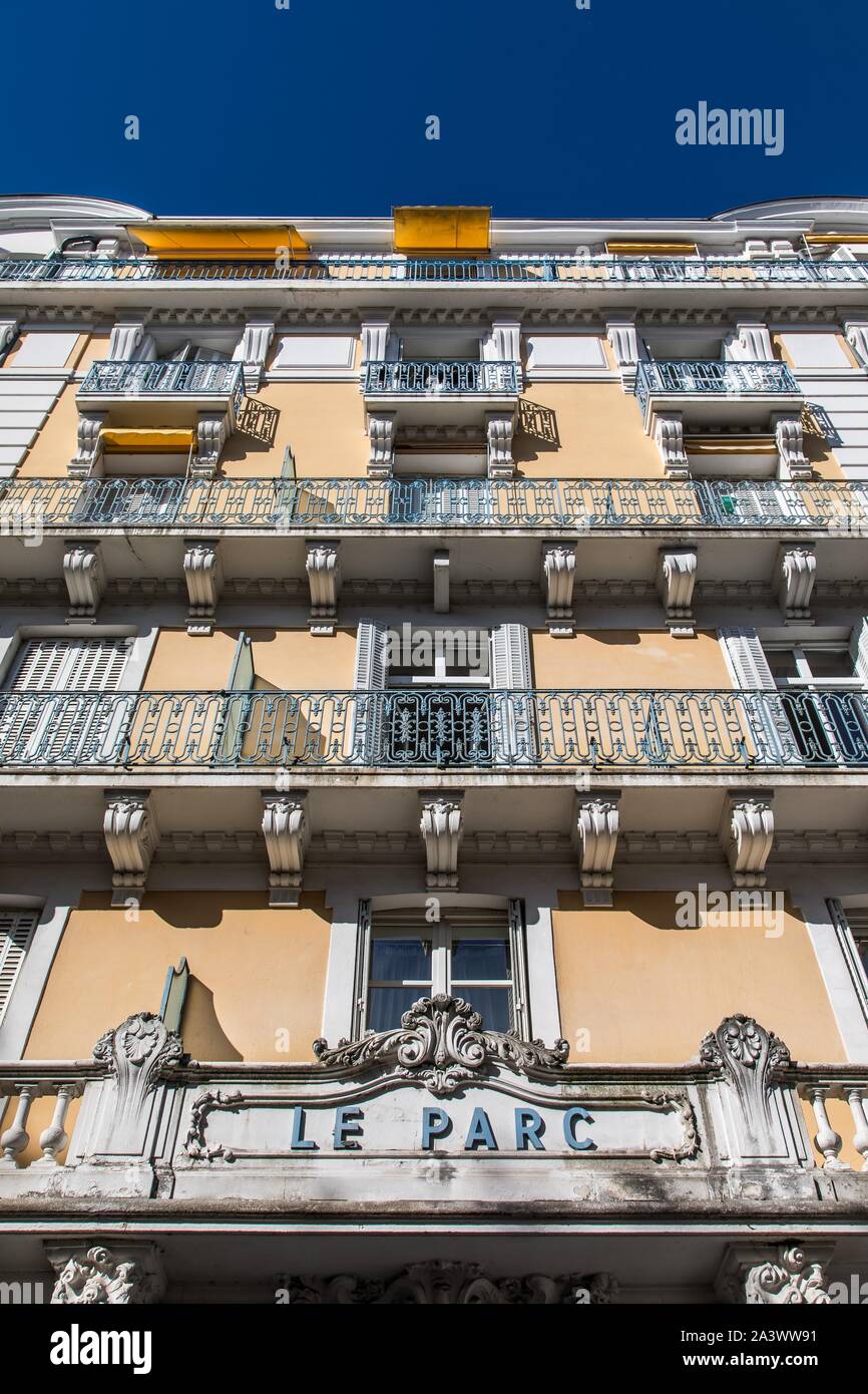 La facciata dell'HOTEL DU PARC, sede del governo di Vichy dal luglio 1940 all'agosto 1944, dell'ufficio di Marechal Petain e il suo primo ministro Pierre LAVAL DURANTE LA SECONDA GUERRA MONDIALE, COLLABORAZIONE VICHY, Allier, Avergna-RHONE-ALPES REGIONE, Francia Foto Stock