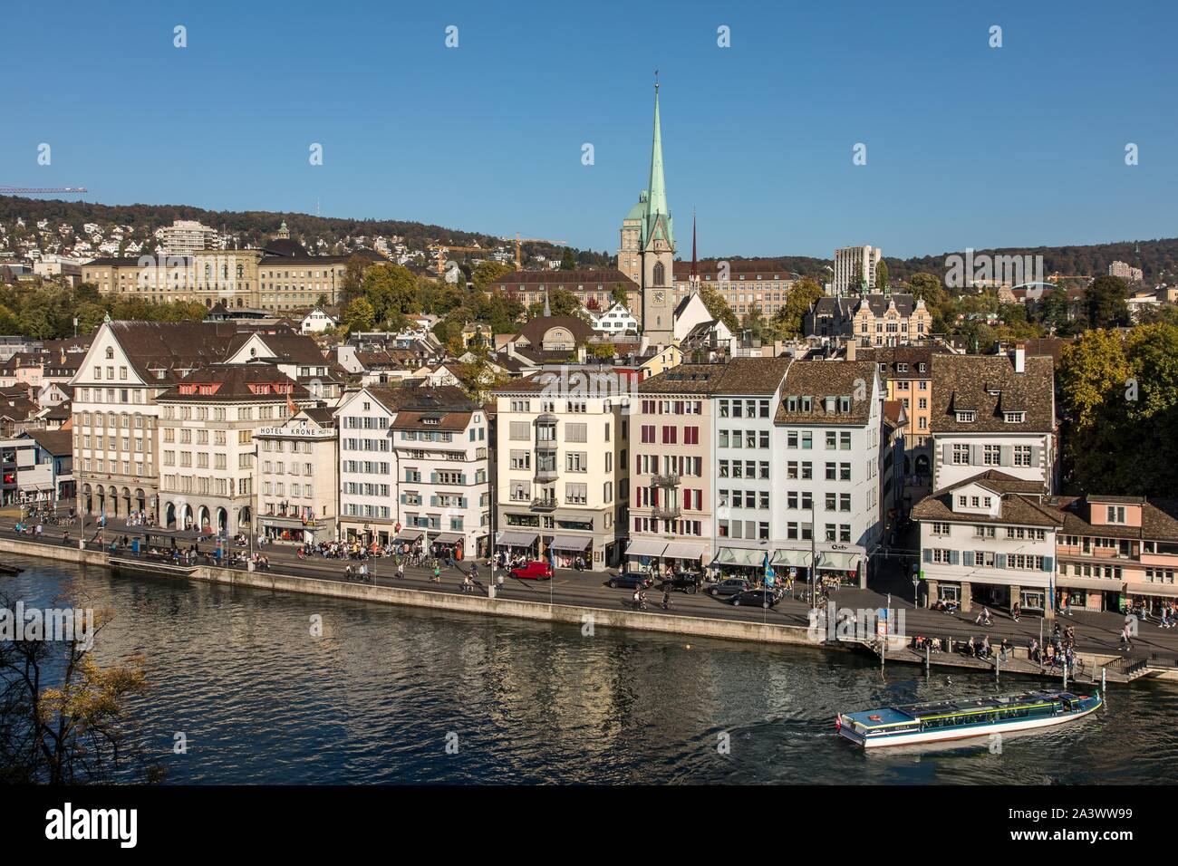 Vista generale del centro storico di Zurigo con le rive del fiume Limmat e il Politecnico federale di Zurigo università sulle alture della città di Zurigo, il cantone di Zurigo, Svizzera Foto Stock