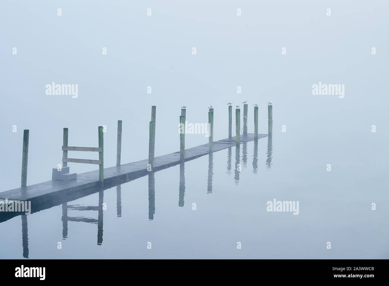 Nebbia di mattina su un molo al Lago Derwentwater, Lake District, Cumbria, Inghilterra. Foto Stock