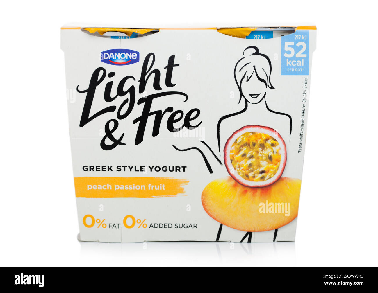 LONDON, Regno Unito - 10 ottobre 2019: Pack di Danone Light & Free in stile greco lo yogurt naturale con pesca e frutto della passione su bianco. Foto Stock