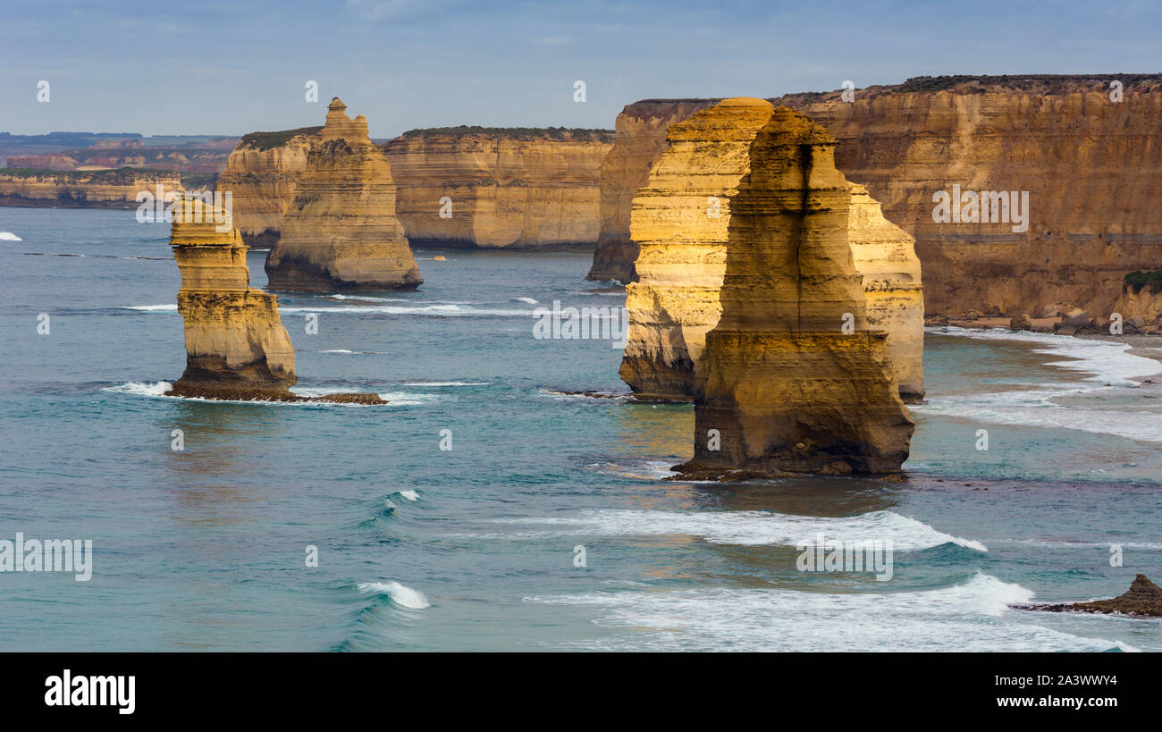 I dodici apostoli, vicino a Port Campbell nel Parco Nazionale di Port Campbell, Great Ocean Road, Victoria, Australia. Gli apostoli sono pile di calcare Foto Stock