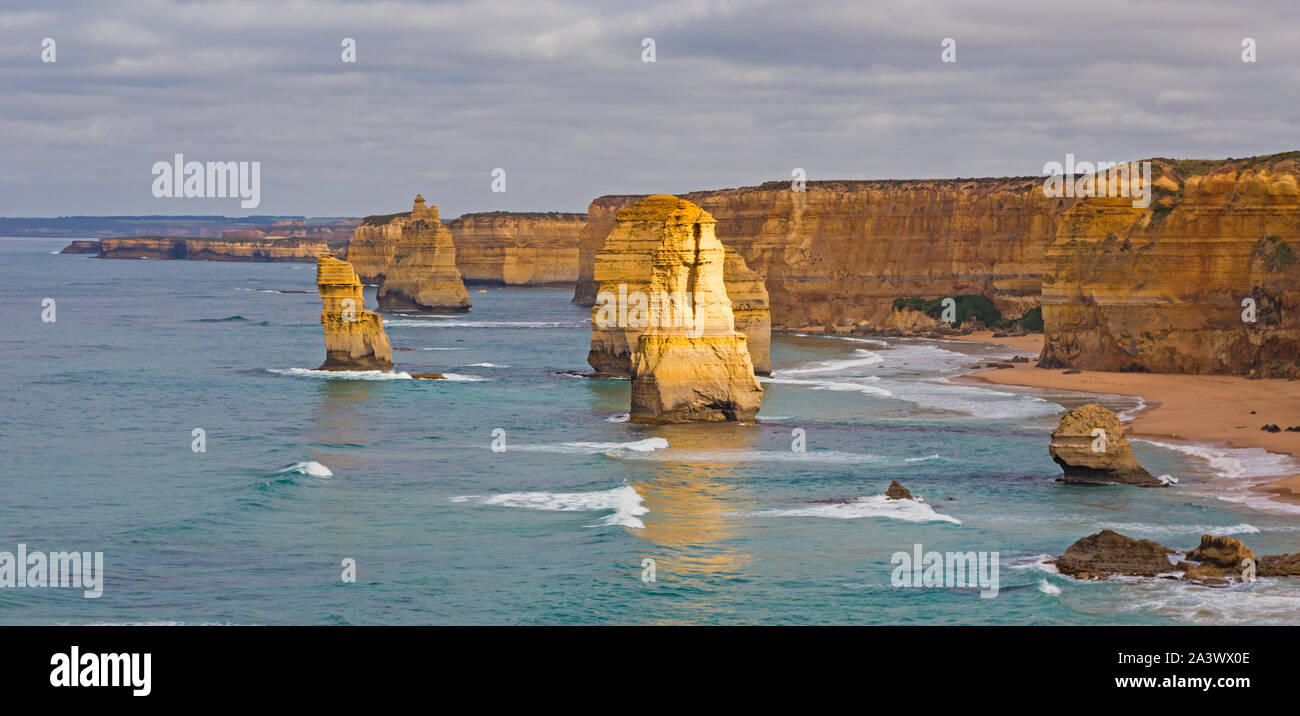 I dodici apostoli, vicino a Port Campbell nel Parco Nazionale di Port Campbell, Great Ocean Road, Victoria, Australia. Gli apostoli sono pile di calcare Foto Stock