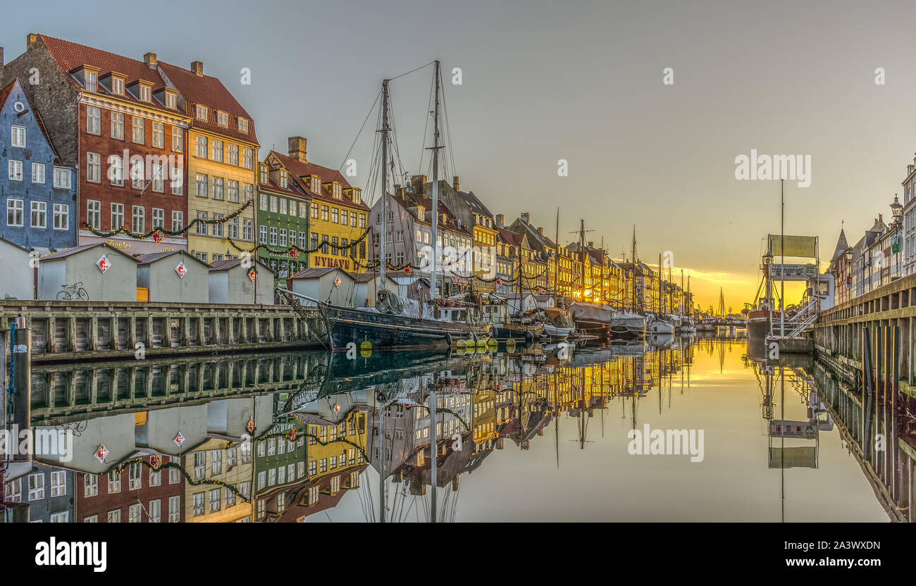 Refletions nell'acqua a Nyhavn canal, un inizio inverno mattina a Copenhagen, in Danimarca, 21 novembre 2017 Foto Stock