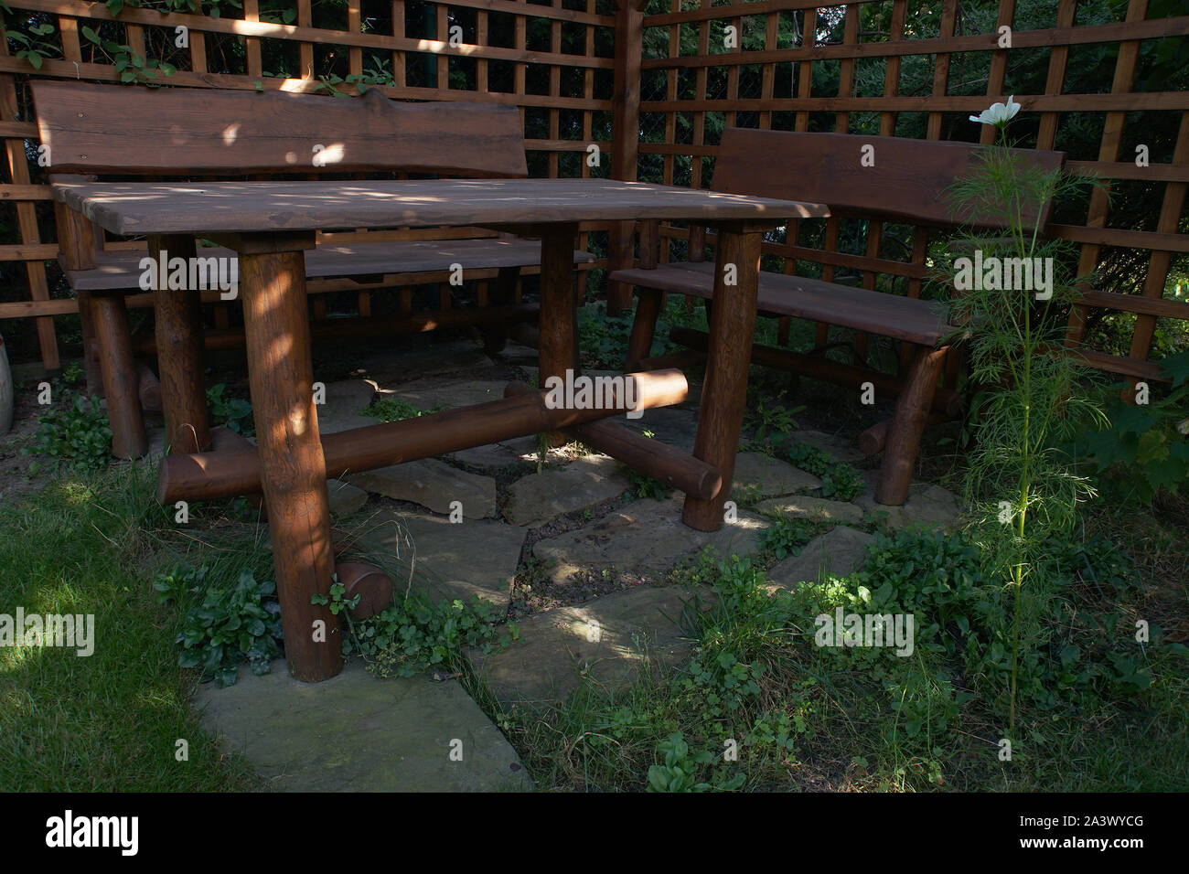 Panca in legno in giardino Foto Stock