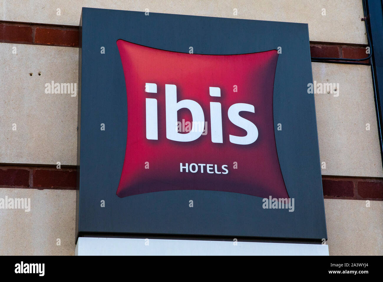 Birmingham, Regno Unito - 20 Settembre 2019: L'Hotel Ibis logo si trova all'entrata di uno dei loro alberghi nella città di Birmingham, UK. Foto Stock