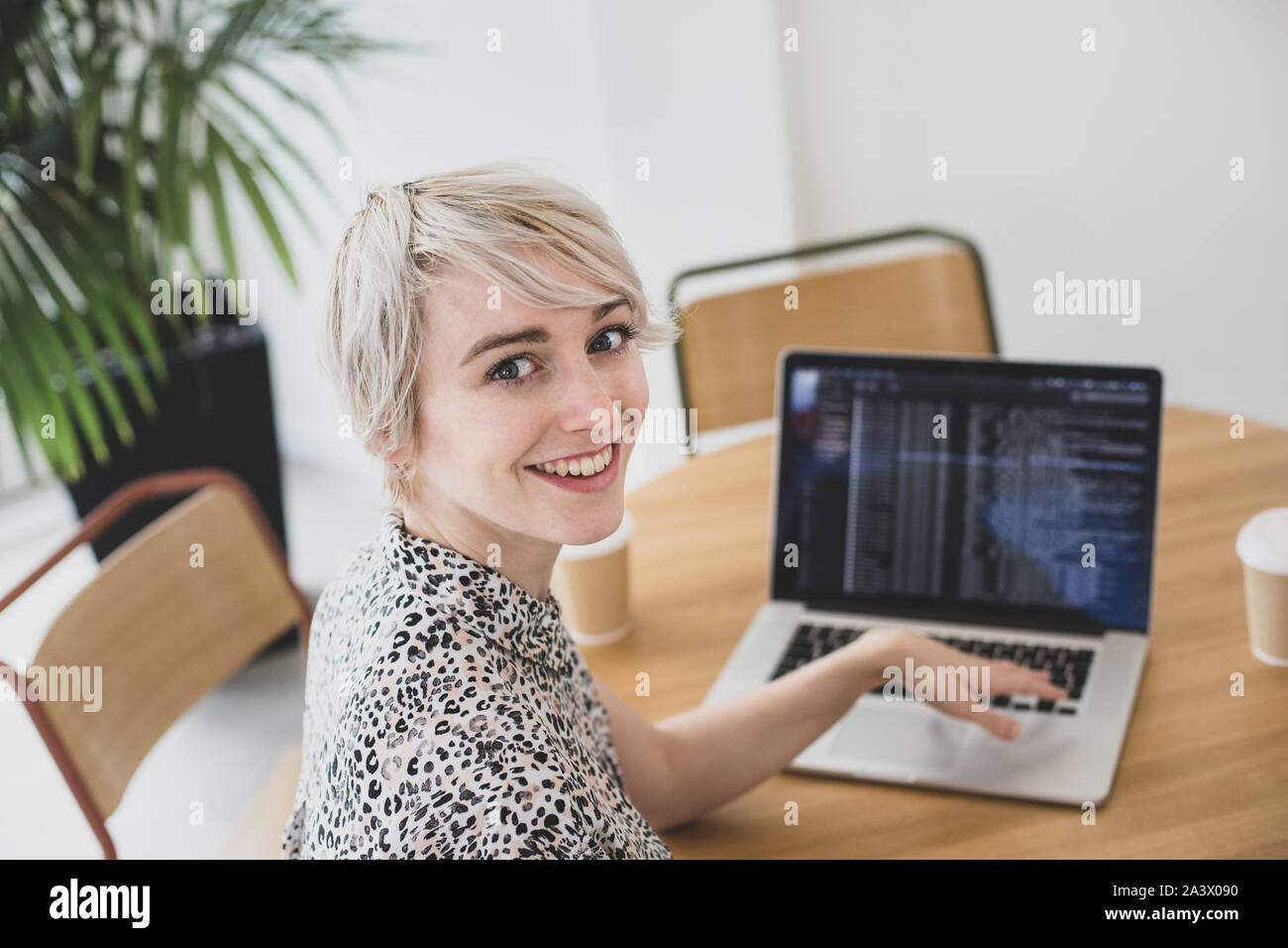 Ritratto di una femmina di codificatore che lavora su un notebook Foto Stock