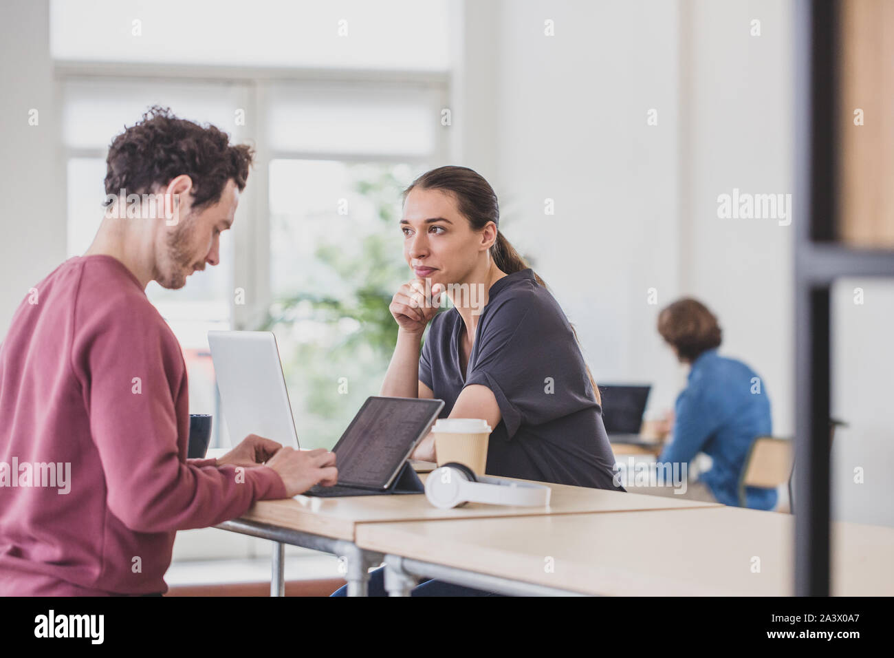 Donna ispanica lavorando in un coworking space Foto Stock