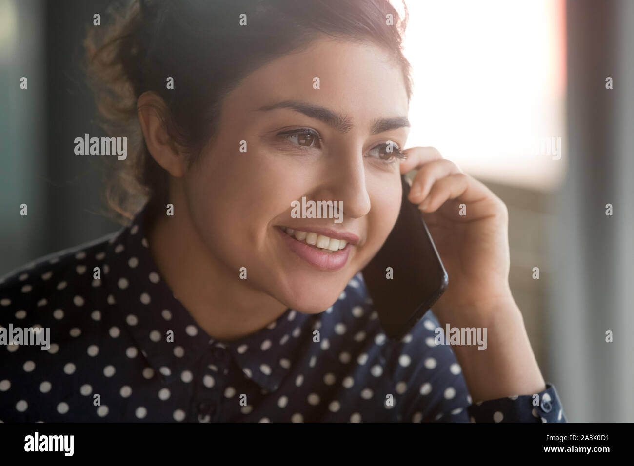 Sorridente imprenditrice indiana segretario manager fare business chiamata al lavoro Foto Stock
