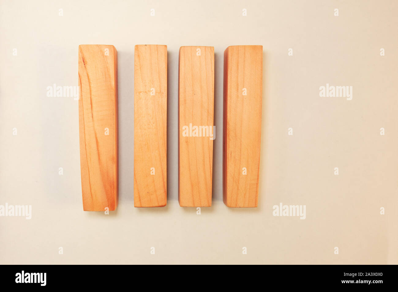 Barra di legno pezzi con ombre su sfondo bianco. Verticale di barre di legno come concetto di sviluppo per bambini giocattolo, la costruzione o la decorazione. Scheda Mockup o Foto Stock