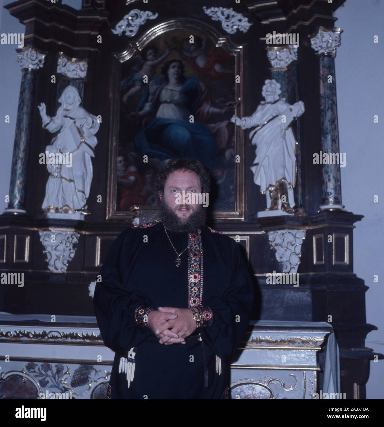 Der deutsche Bass Sänger Ivan Rebroff stehend in Gewand vor einem altare, 1970er. Il tedesco bass vocalist Ivan Rebroff in piedi in un manto di fronte a una tabella di signori, 1970s. Foto Stock