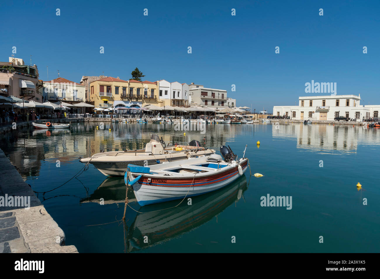 Rethimno, Creta, Grecia. Settembre 2019. Piccole barche da pesca sulla storica del vecchio porto veneziano una popolare attrazione turistica in RETHIMNO, CRETA. Foto Stock