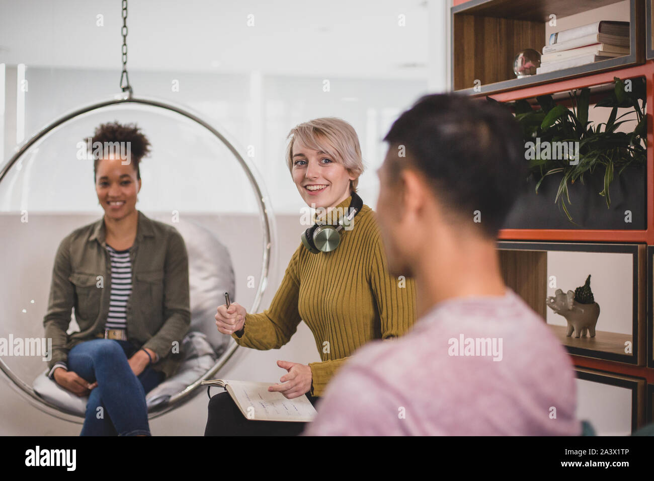 I colleghi di brainstorming in una area di lavoro creativo Foto Stock