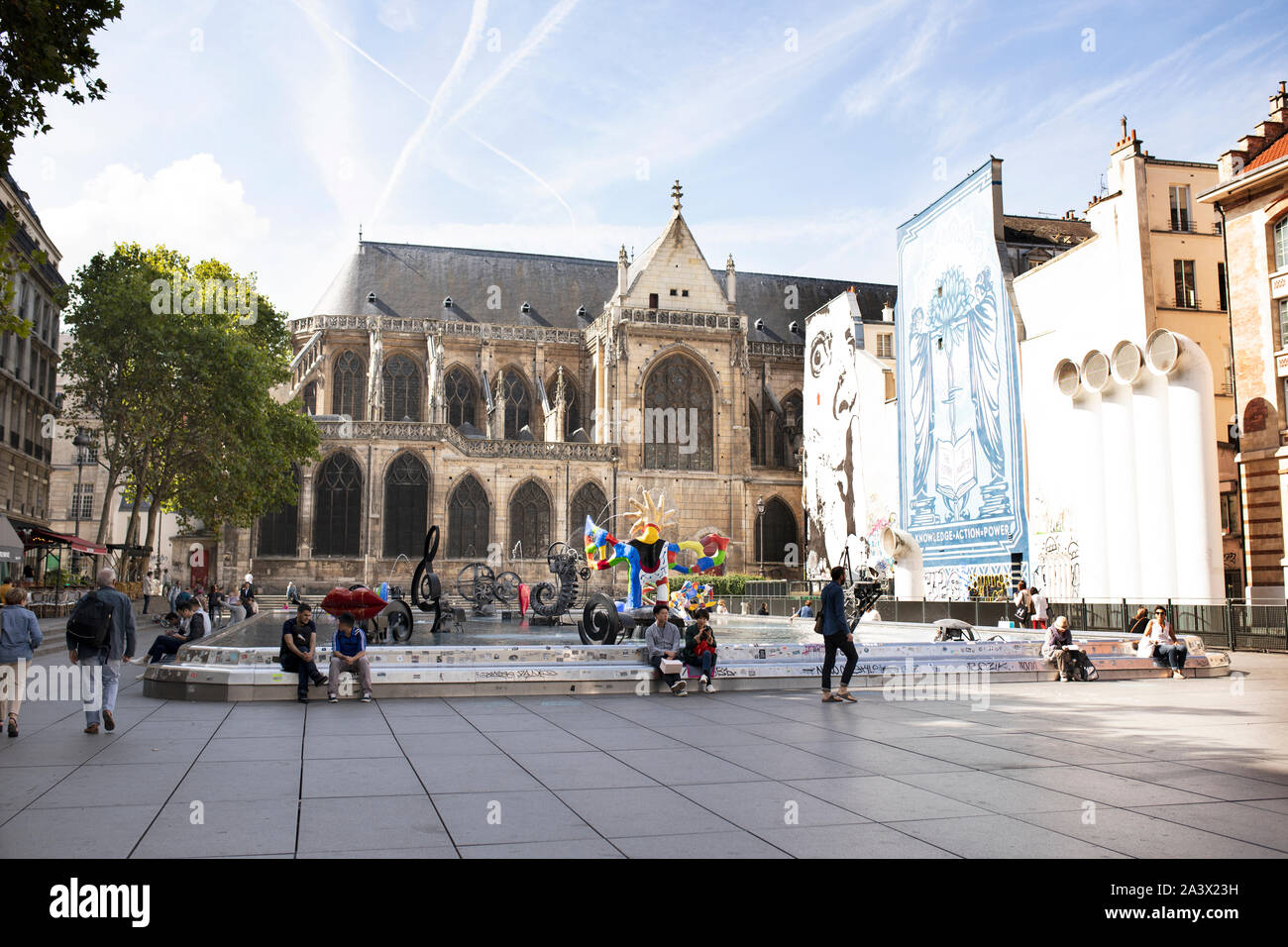 La Fontana Stravinsky e l Eglise Saint-Merry nel quarto arrondissement di Parigi, Francia, su un giorno d'estate. Foto Stock