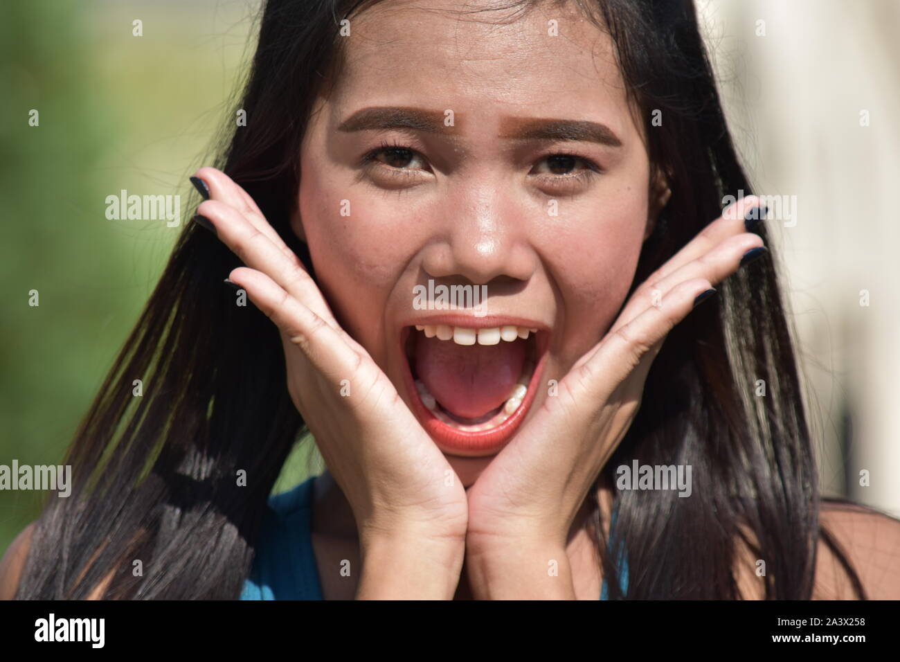 Sorpreso Giovane Femmina asiatica Foto Stock