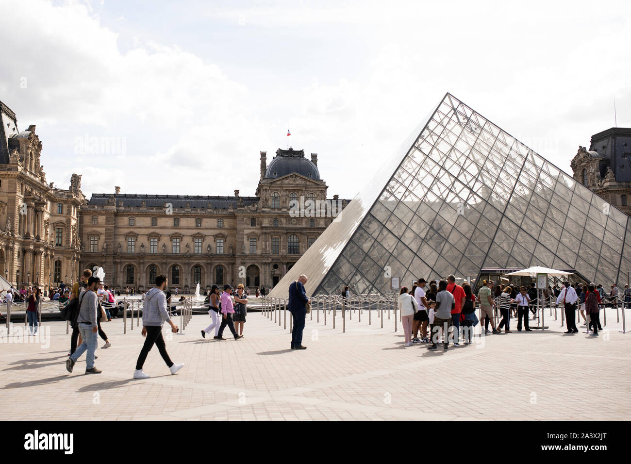 Il cortile principale (Cour Napoleone) di palazzo del Louvre Museum, con la piramide progettato da I.M. Pei, a Parigi, Francia. Foto Stock