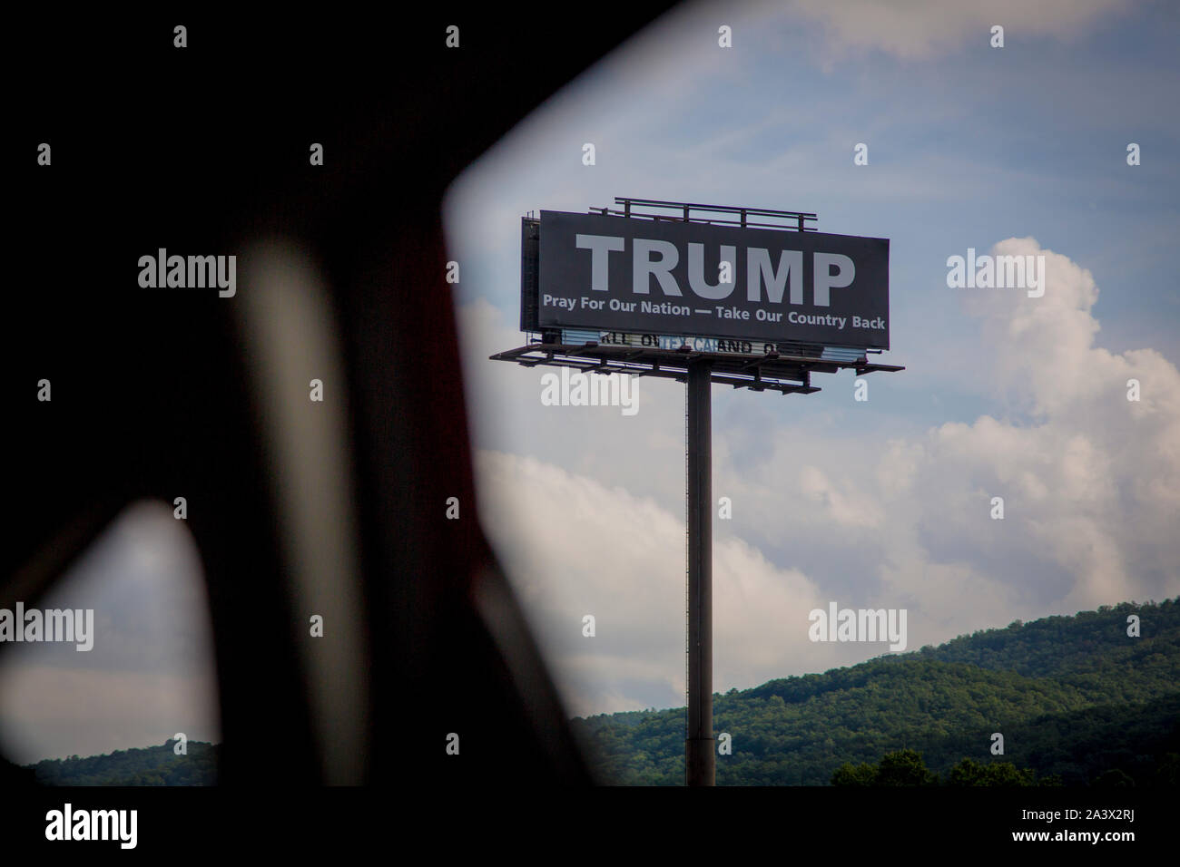 Un Trump superboard annuncio stradale con il testo "pregare per la nostra nazione - prendere il nostro paese indietro' al confine tra la Georgia e Tennessee sulla strada per remota area medica, un mobile health clinic fondato e gestito da TV celebrity Stan Brock. La finestra a comparsa clinica originariamente progettato per eseguire installazioni rapide in aree remote in tutto il mondo sono più noti per impostazione clinic gratuite durante gli Stati Uniti. In Atene, la clinica trattato circa 1000 patioents durante una 2 giorni di sessione. Foto Stock