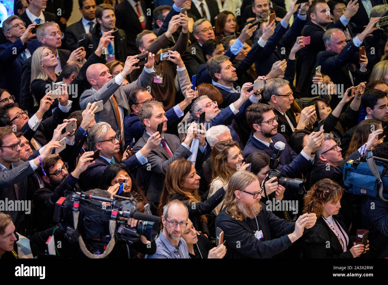 Folla enorme all'interno del Centro Congressi di Davos come il Presidente USA Trump arriva al Forum Economico Mondiale. Foto Stock