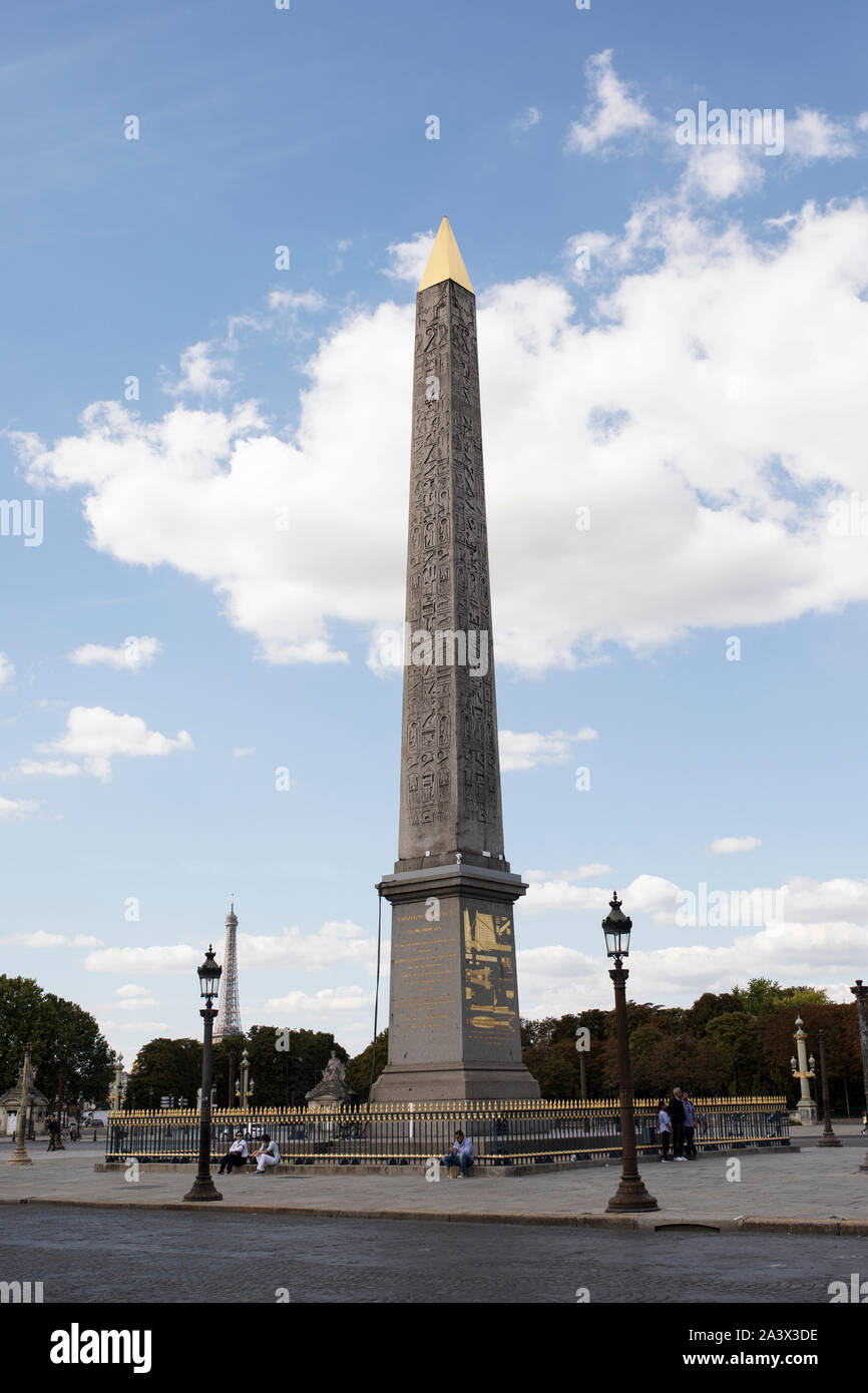 L'obelisco di Luxor in Place de la Concorde su un giorno di estate a Parigi, Francia. Foto Stock