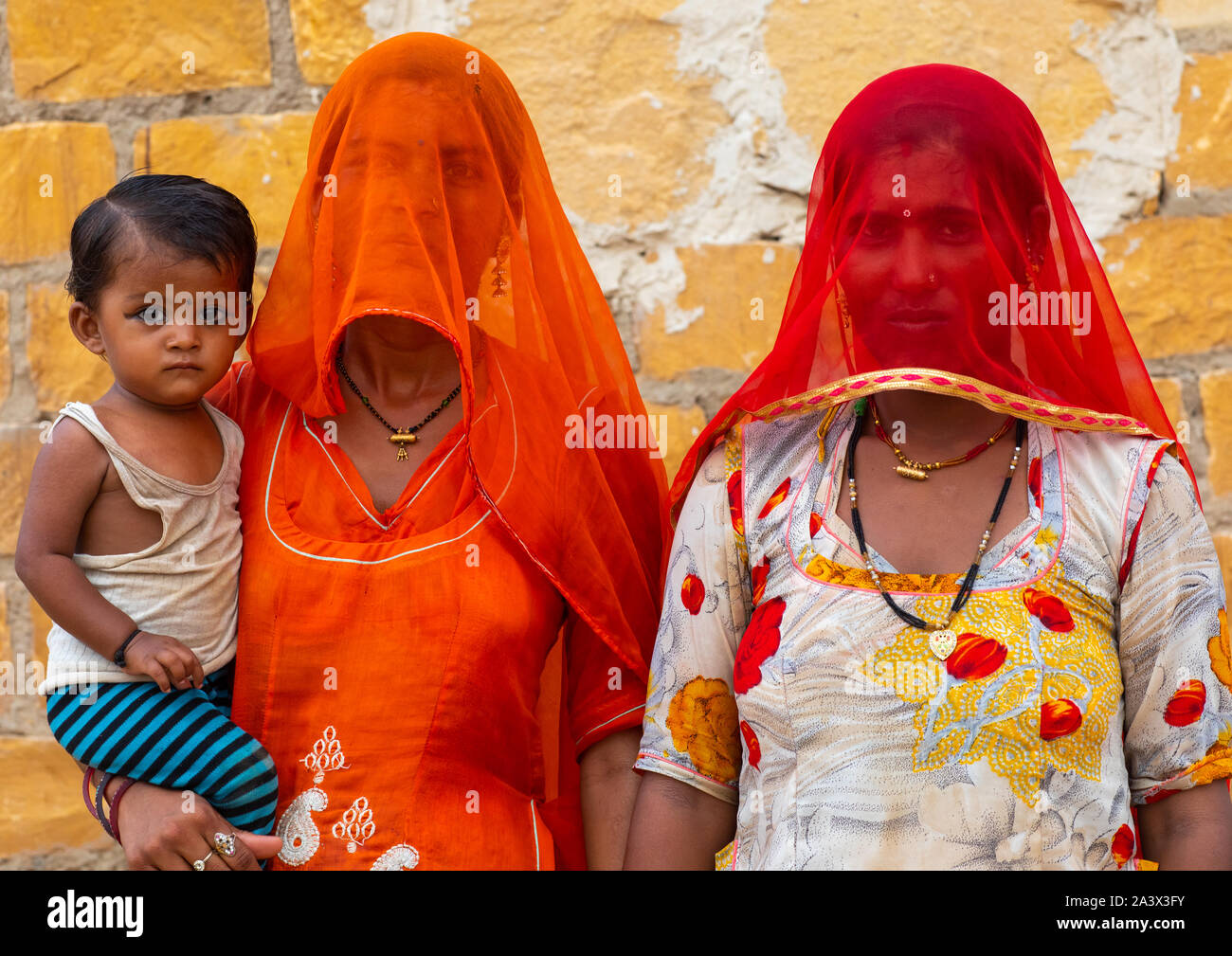Ritratto di Rajasthani donne con il volto nascosto da loro saris, Rajasthan, Jaisalmer, India Foto Stock