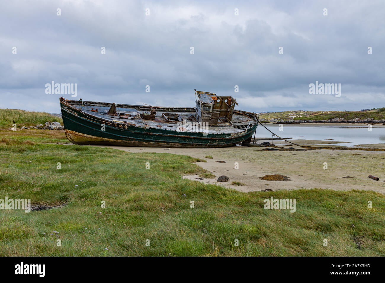 Abbandonata la pesca irlandese barca realt Na Mara, Stella del mare, Cruit Island, County Donegal, Irlanda sul selvaggio modo atlantico Foto Stock