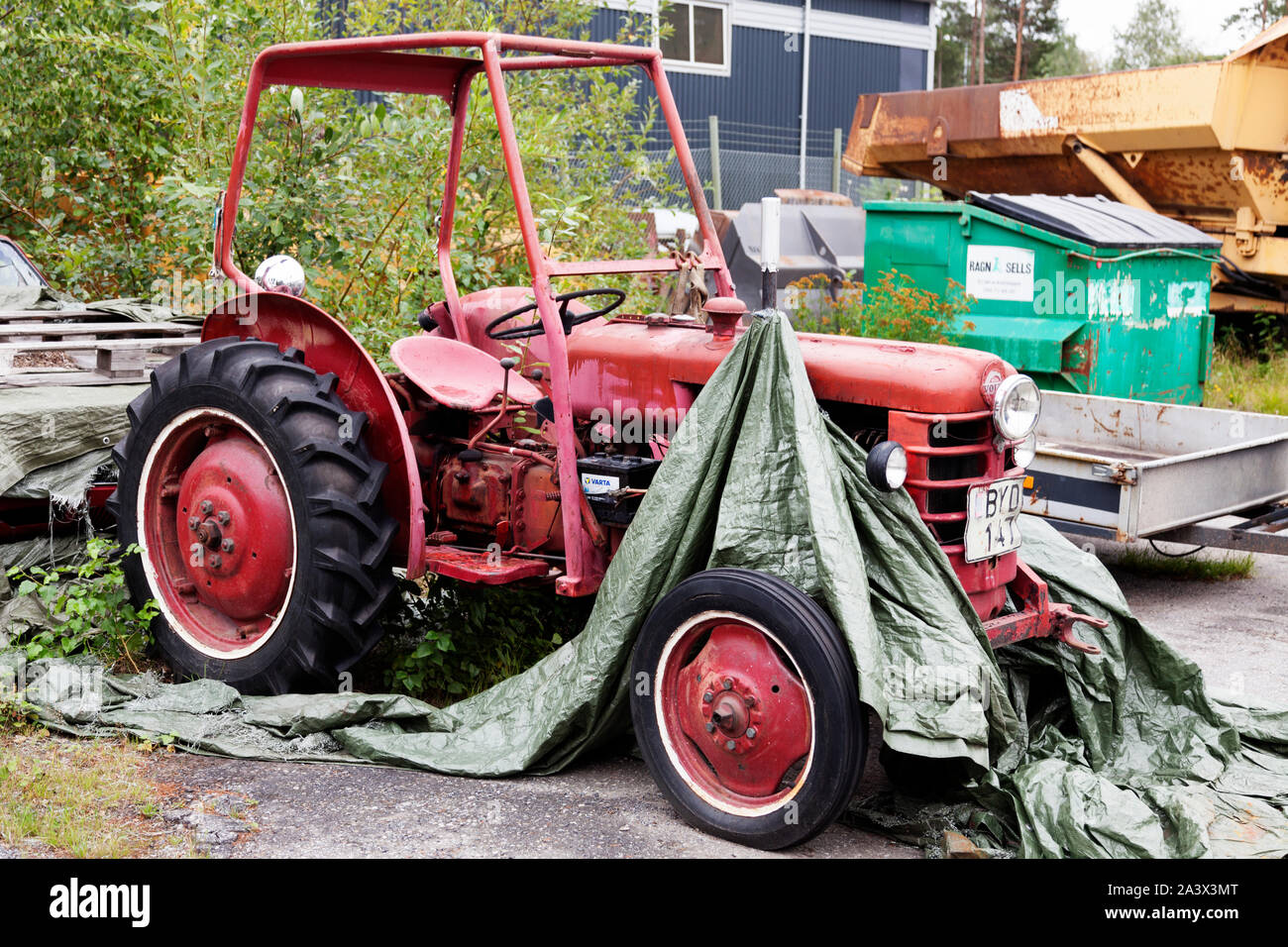 Umea, Svezia - 26 agosto 2019: un vecchio rosso aperto e indossato il trattore, dove il telone soffiato Foto Stock