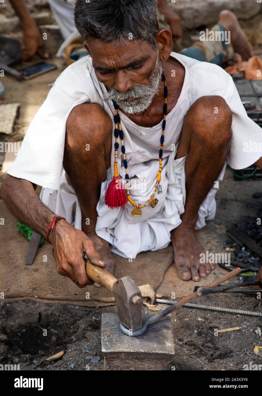 Indian fabbro forgiatura a lavoro, Rajasthan, Jaisalmer, India Foto Stock