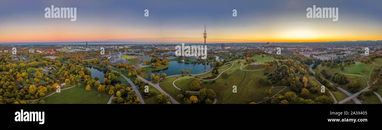 Impressionante totale vista su Monaco di Baviera al tramonto con il Parco Olimpico. Foto Stock
