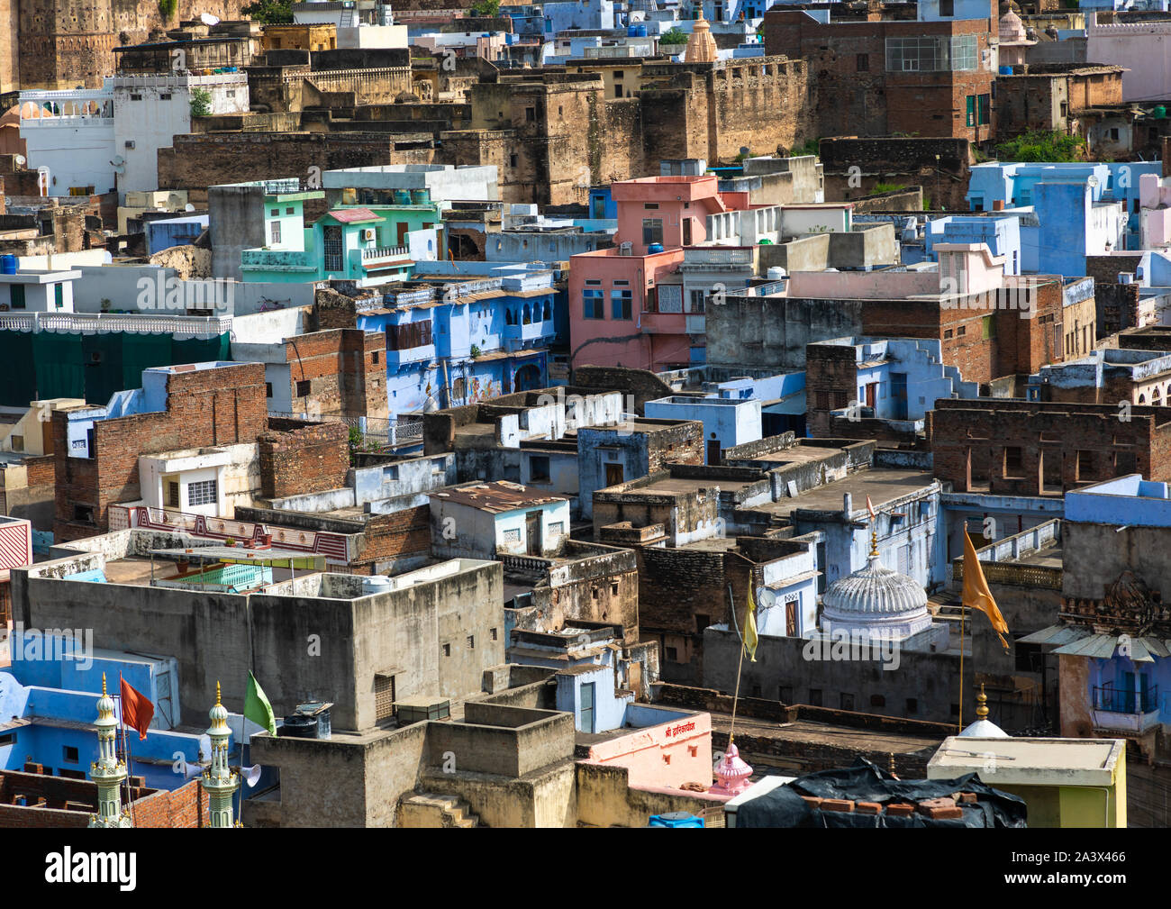 Vista della città con il blu bramino case, Rajasthan, Bundi, India Foto Stock