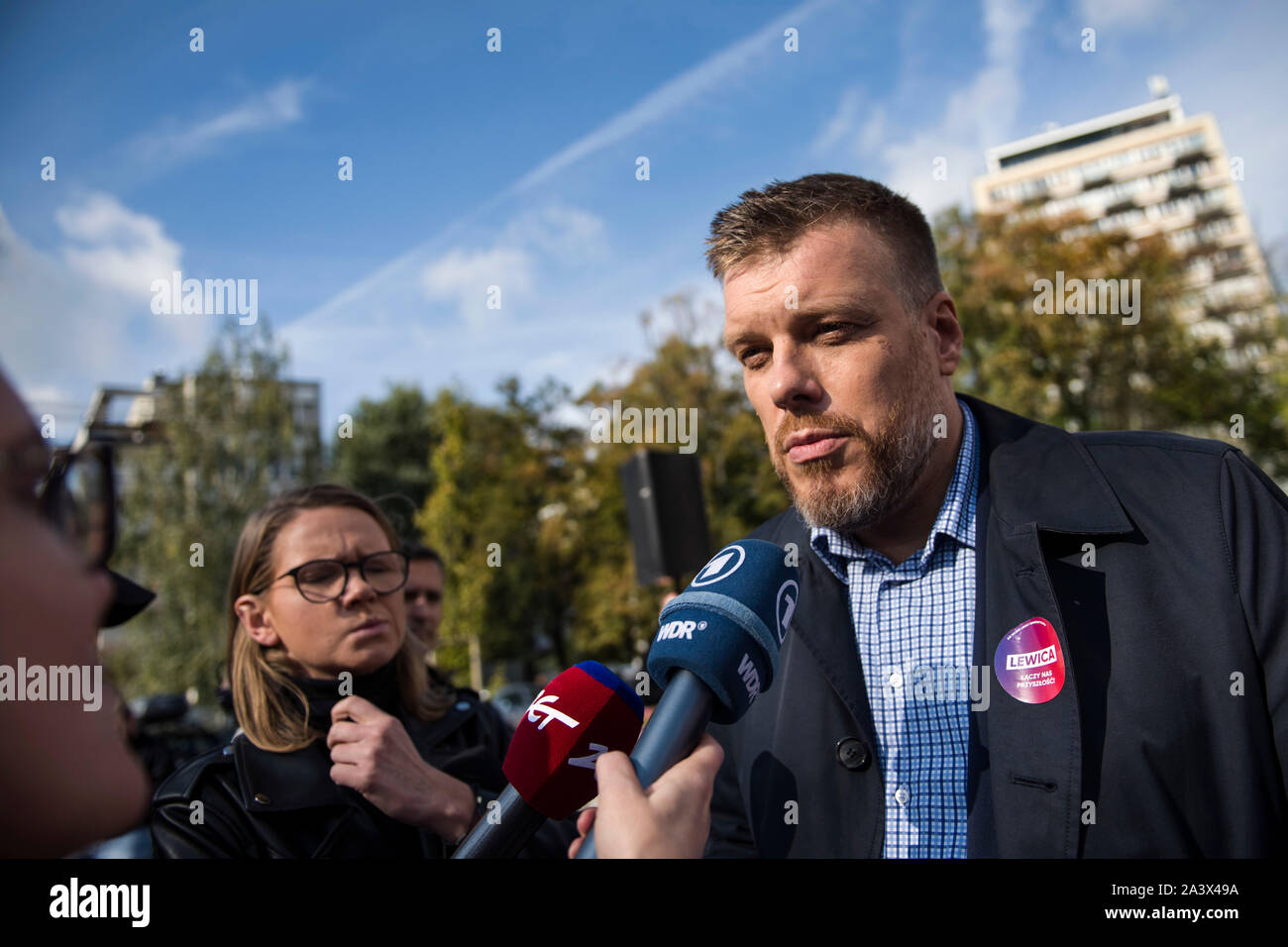 Adrian Zandberg visto durante la conferenza stampa.Leader del post-comunista Sinistra democratica Alliance (SLD), Wlodzimierz Czarzasty e Adrian Zandberg, leader della sinistra insieme (Razem) gruppo, che promuove le politiche di welfare, ha preso parte a una conferenza stampa in cui Robert Biedron, leader di pro-gay-molla (Wiosna) partito non poteva partecipare, in precedenza tre leftist polacco gruppi hanno unito le forze in vista del paese le elezioni parlamentari del 13-esimo di ottobre. Foto Stock